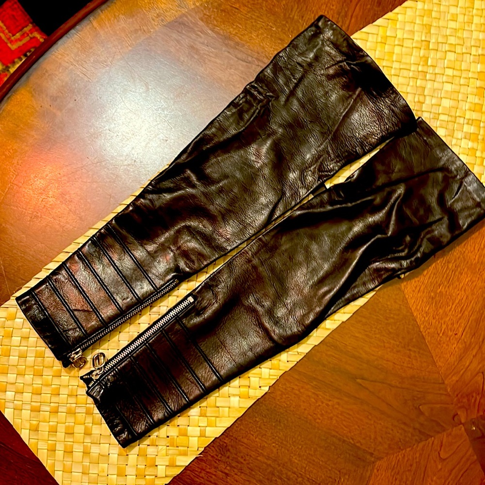 Lamb skin leather, silk lined gauntlets